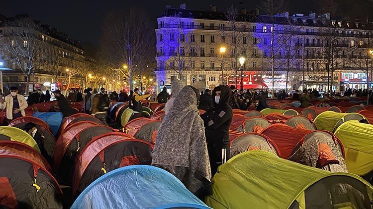 Göçmenler Parisin göbeğine kamp kurdu