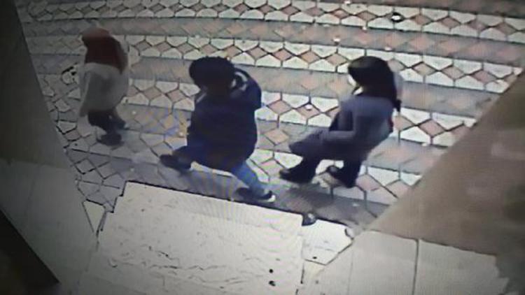 Sultangazide aynı gün iki evden hırsızlık yapan 3 kadın şüpheli kamerada