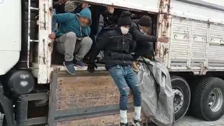 Vanda kamyon kasasında 112 kaçak göçmen yakalandı
