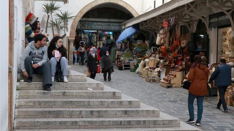 Tunusta koronavirüsle mücadele kapsamında alınan kısmi sokağa çıkma yasağı iki hafta daha uzatıldı