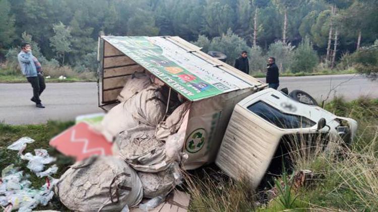 Ambalaj atığı toplama kamyoneti devrildi: 4 yaralı