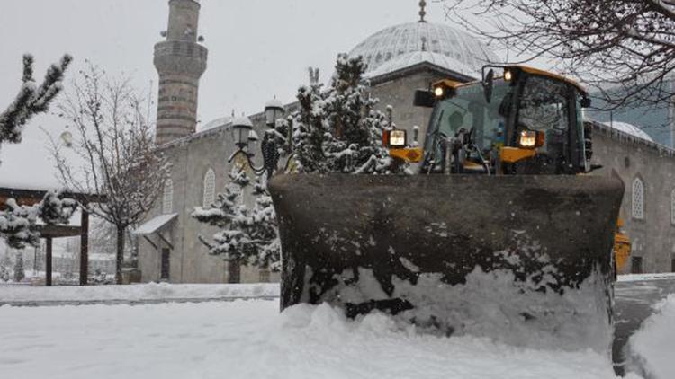 Erzurumda 112 yerleşim yeri yolu, kardan kapalı
