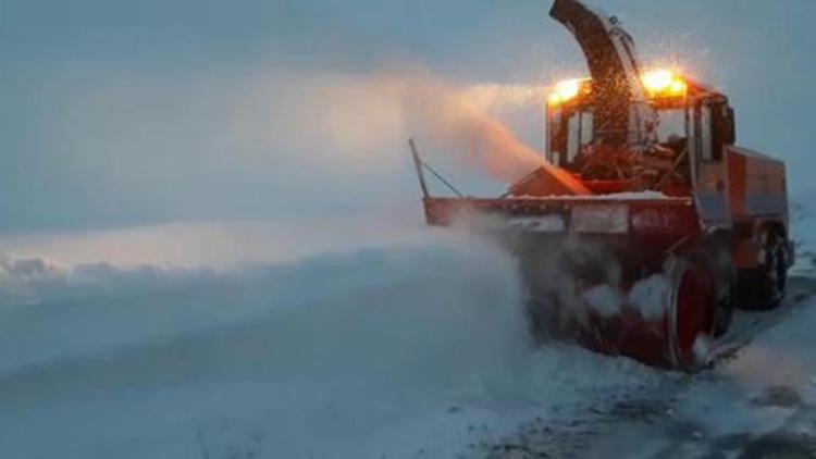 Kardan kapanan Ağrı- Kağızman- Kars yolunda, iş makineleriyle çalışma