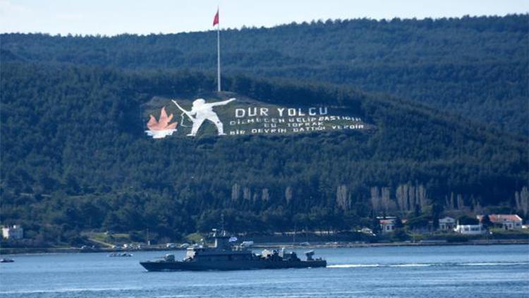 Yunan savaş gemisi Çanakkale Boğazından geçti