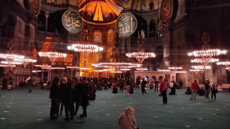 Ayasofya Camiinde Berat Kandili heyecanı