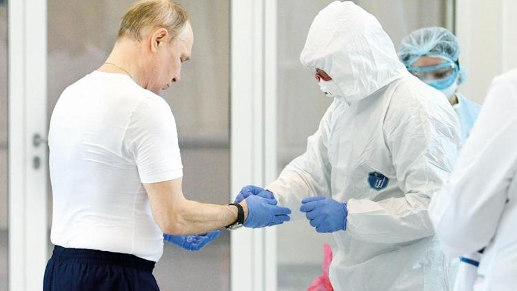 Putin aşı sonrası termometreyle yatıyor