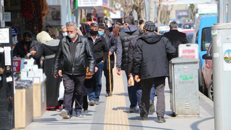 Kırmızı kategorideki Tokatta, sokak ve meydanlarda yoğunluk