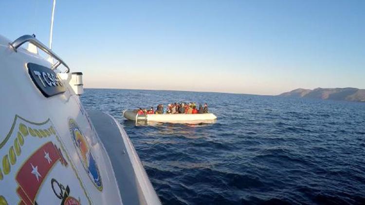 Yunanistanın ölüme terk ettiği 82 kaçak göçmeni, Sahil Güvenlik ekipleri kurtardı