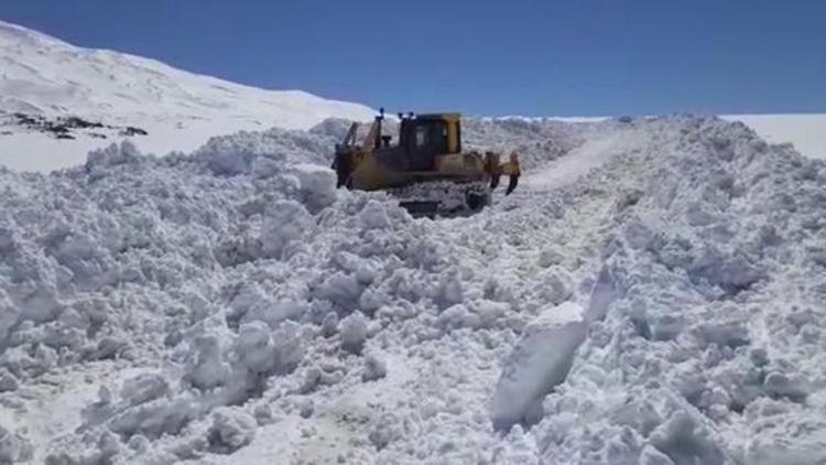 Çığ tehlikesine rağmen köy yollarını ulaşıma açtılar