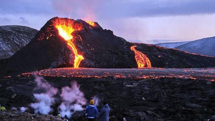 İzlandada bir grup vatandaş faaliyete geçen yanardağın önünde voleybol oynadı