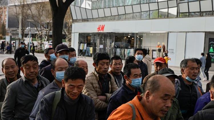 Dev şirketlerle Çinin Uygur Türkleri kavgası büyüyor Mağazalar tek tek kapanmaya başladı