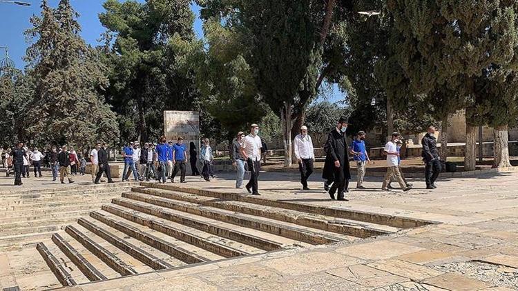 Yüzlerce fanatik Yahudi İsrail polisinin gözetiminde Mescid-i Aksaya baskın düzenledi