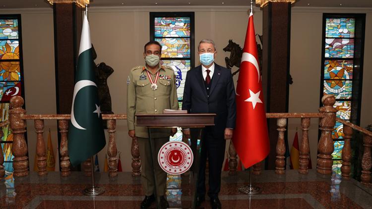 Bakan Akar ile Pakistan Genelkurmay Başkanı görüştü