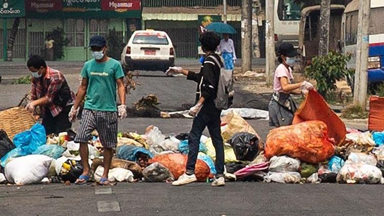 Myanmarda darbe karşıtları yollara çöp dökme eylemi başlattı