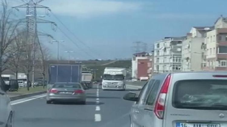 Sultangazide ters yönde geri giderek trafiği tehlikeye atan TIR sürücüsü yakalandı