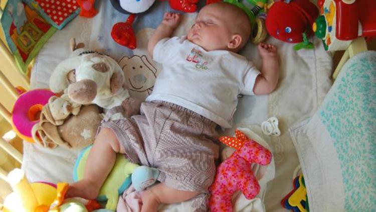 Bebeği sırtüstü yatırmak, ani bebek ölümü sendromu riskini azaltıyor