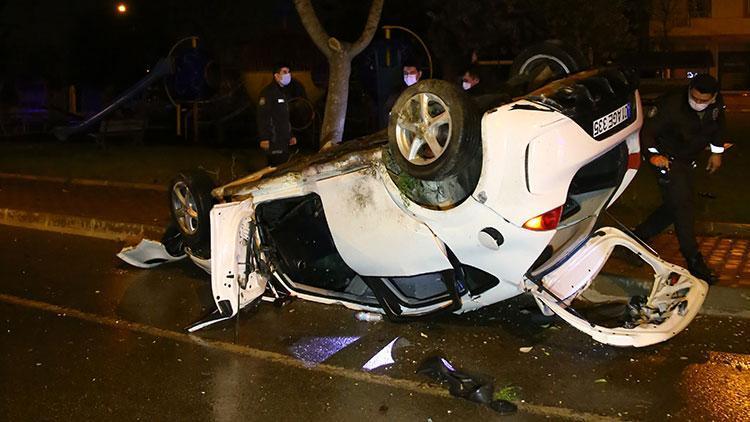 Adanada otomobil kaldırımdaki ağaca çarptı: 4 yaralı