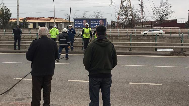 İzmitte ilginç olay Yüksek gerilim hattı yola düştü, araçlar hasar gördü