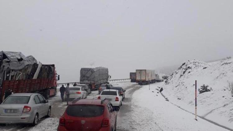 Tokat- Sivas yolunda kar yağışı; ulaşım aksadı