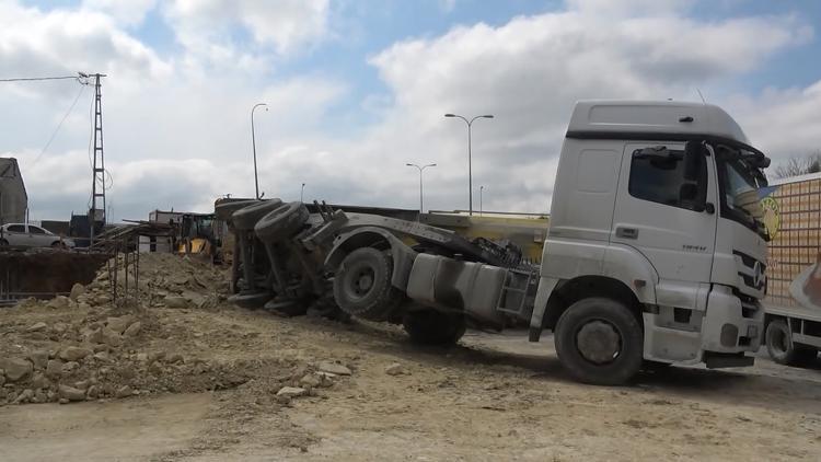 Arnavutköyde hafriyat kamyonunun dorsesi yola devrildi