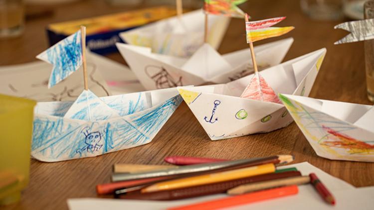 Kağıttan gemi nasıl yapılır İşte çocuklar için kağıttan gemi yapımı...