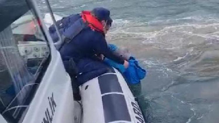 Alabora olan tekneden suya düştü, Sahil Güvenlik ekipleri kurtardı