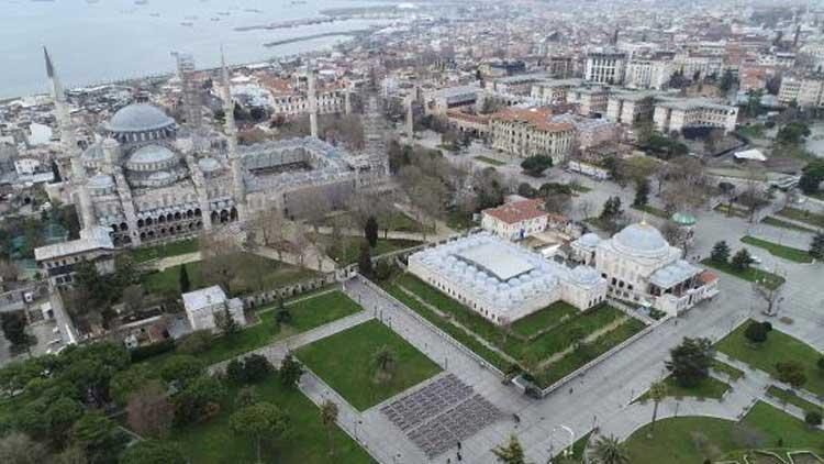 İstanbuldaki kısıtlamalı cumartesi gününde meydanlardaki sakinlik havadan görüntülendi