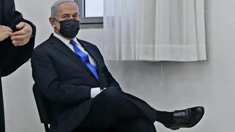 Yolsuzluktan yargılanan Netanyahuya bacak bacak üstüne poz tepkisi