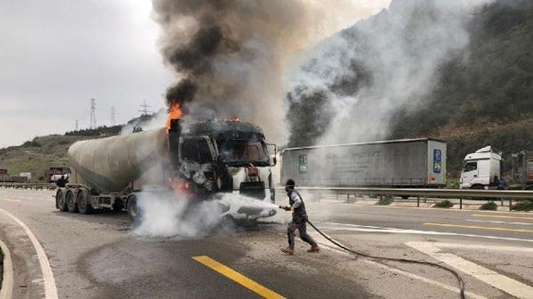 Bilecikte seyir halindeki TIR, alev alev yandı