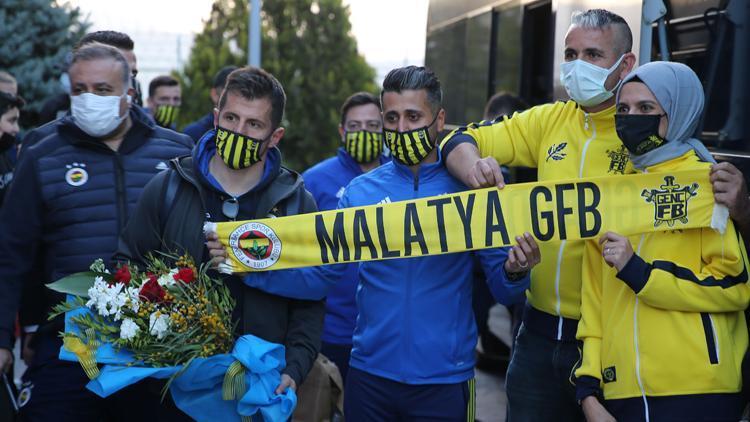 Fenerbahçe kafilesine coşkulu karşılama