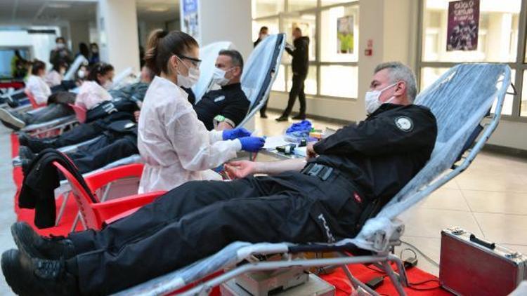 Adana polisinden kan bağışı