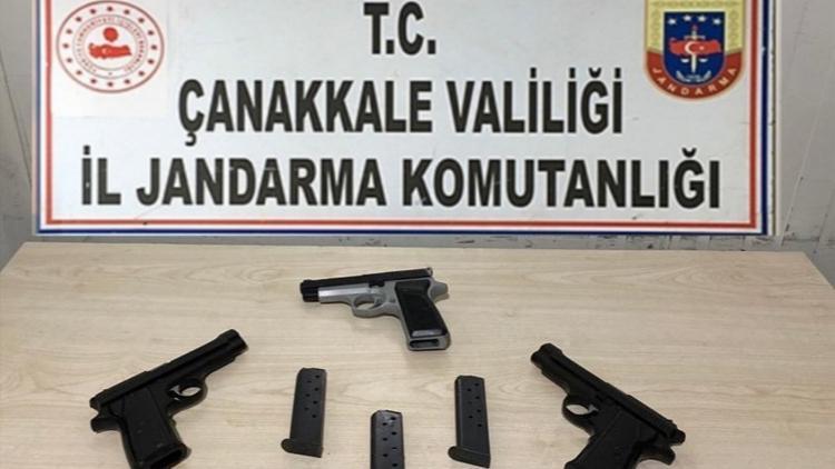 Çanakkalede otomobilde 3 ruhsatsız tabanca ele geçirildi