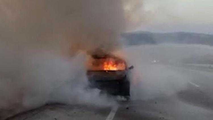 Sivas’ta seyir halindeki otomobil alev aldı