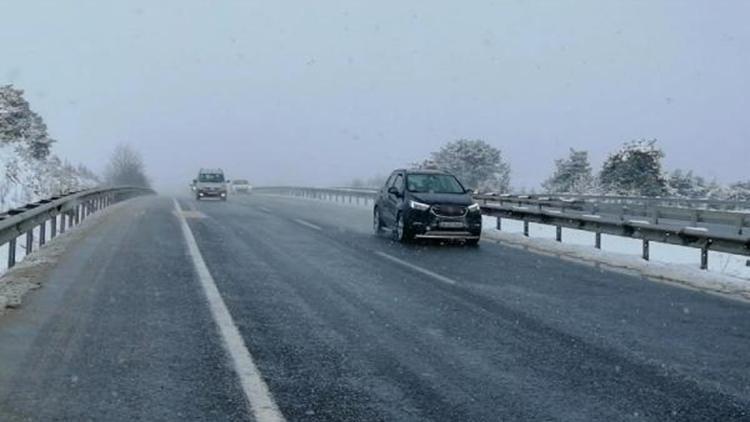 Karabük’te kar yağışı ulaşımı etkiledi