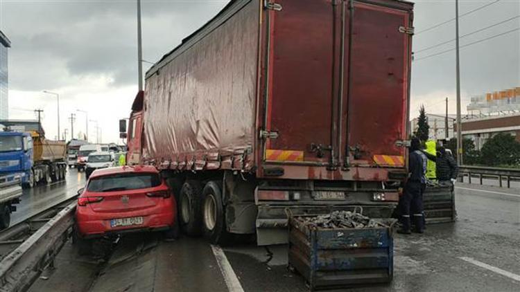 Kocaelide otomobil parçaları yüklü kamyonun otomobile çarpması ulaşımı aksattı