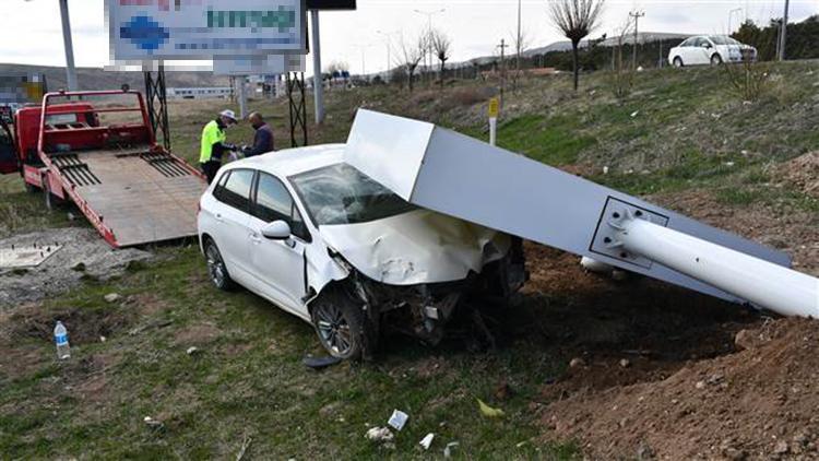 Sivasta reklam tabelası üzerine devrilen otomobildeki iki kişi yaralandı