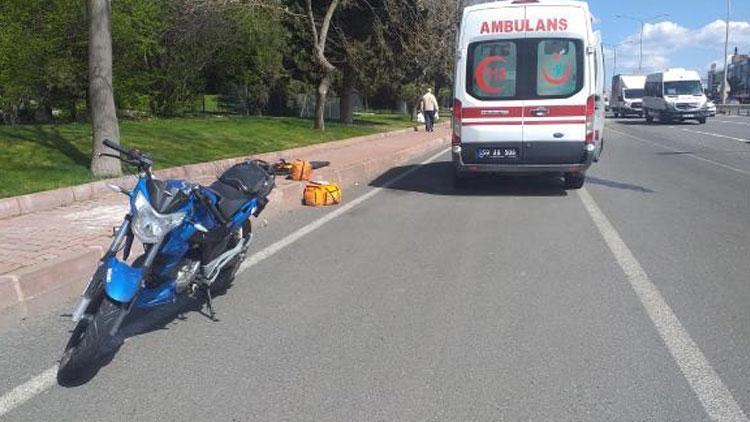 Yaralı motosiklet sürücüsüne ilk müdahaleyi çarptığı ambulansın personeli yaptı