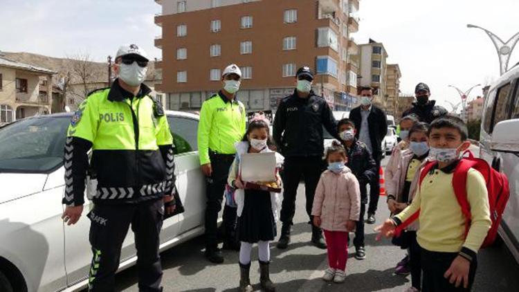 İlkokul öğrencilerinden polise tatlı ikramı