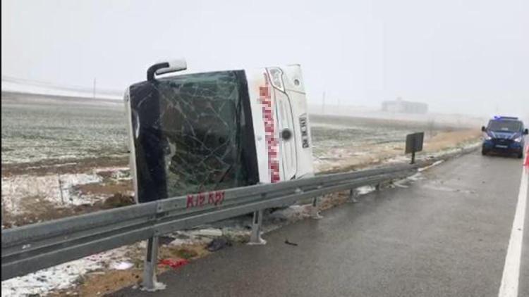 Kırşehirde yolcu otobüsü devrildi: 13 yaralı