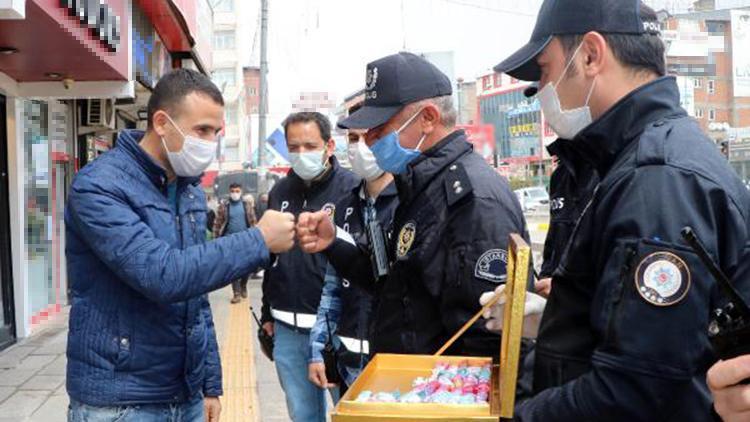 Van polisinden kurallara uyanlara çikolata ikramı