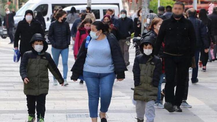 Denizlide cadde ve sokaklarda insan yoğunluğu