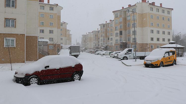 Sivasta kar yağışı... Kent merkezi beyaza büründü