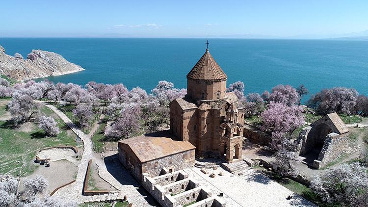 Akdamar Adasında ilkbahar güzelliği büyüledi