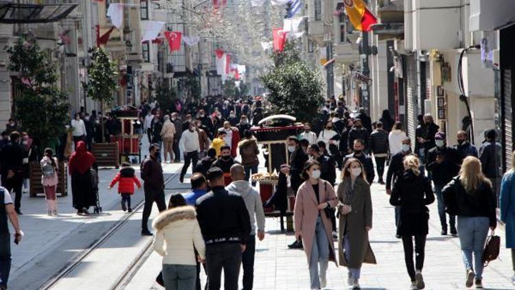 İstiklal Caddesi ve Beşiktaşta dikkat çeken kalabalık