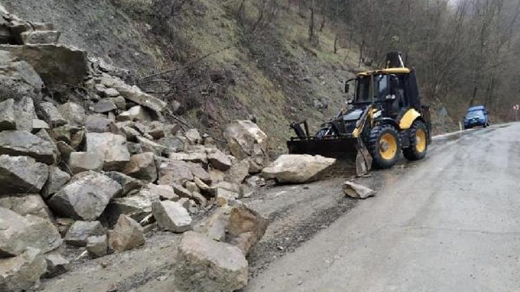 Bartında heyelan Kayalar yola düştü