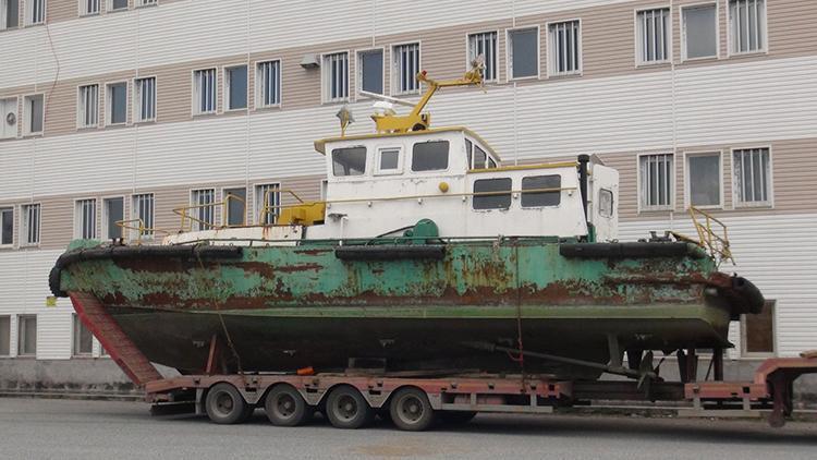 Öğrencilerin eğitiminde kullanılacak tekne, TIR üzerinde okula getirildi