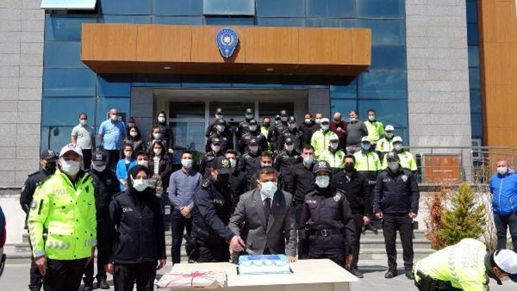 Erciş Kaymakam Mehmetbeyoğlu, pasta keserek polis haftasını kutladı