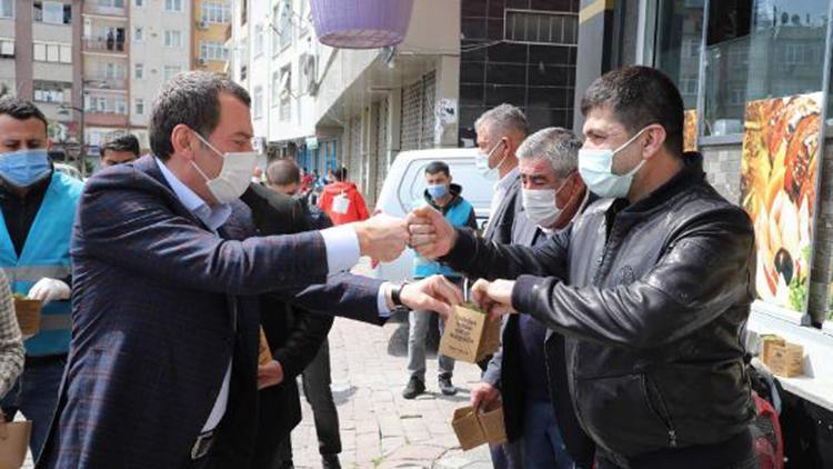 İstanbul’da baharın gelişi fesleğen dağıtılarak kutlandı