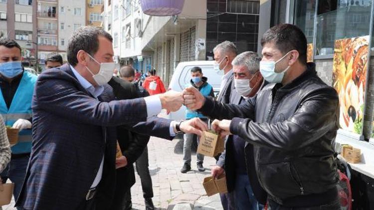 İstanbul’da baharın gelişi fesleğen dağıtılarak kutlandı