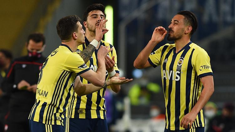 Fenerbahçeli futbolcular İrfan Can, Ozan Tufan ve Mert Hakandan kahveli sevinç